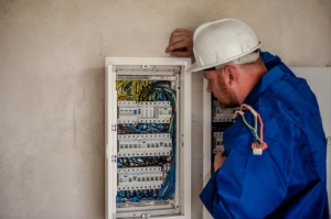 Expert contrôlant une installation électrique