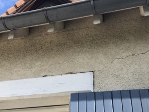 Fissure structurelle en oblique au droit d'un linteau de fenêtre