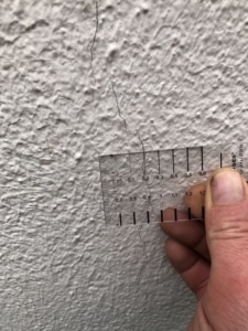Mesure de l'ouverture d'une fissure sur mur