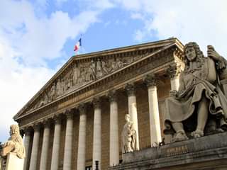 Peut être une image de 1 personne, plein air et monument