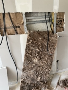 Cloison en plaques de plâtre ouverte avec ossature métallique et isolation