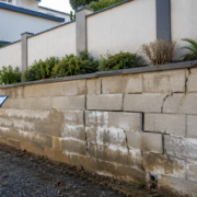 mur de soutènement fissuré avec absence de drainage